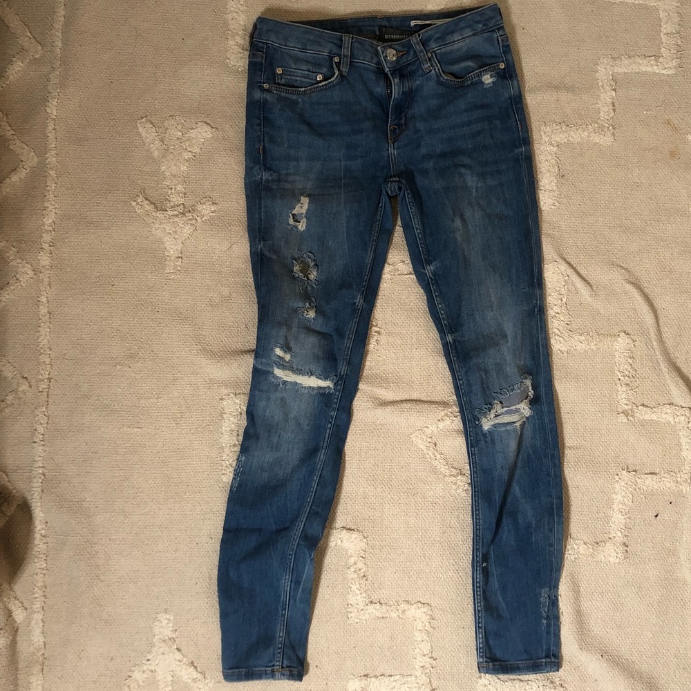 Distressed skinny jeans